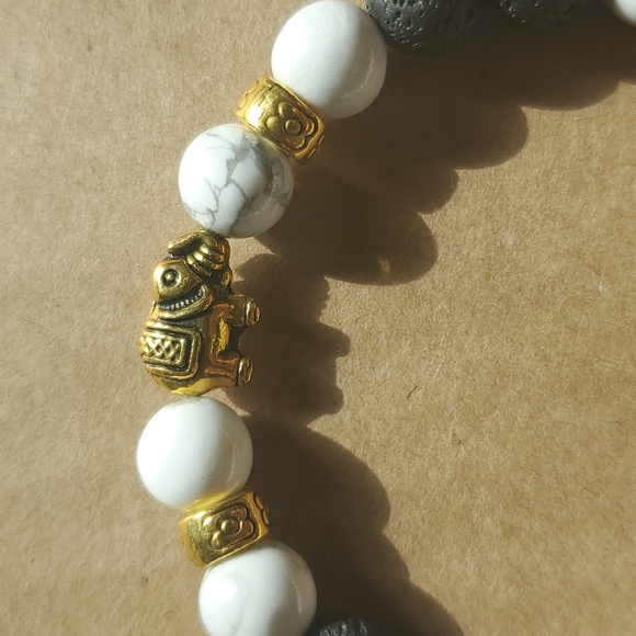 Elephant Howlite/Lava Stone Beaded Bracelet - Picture 3 of 4